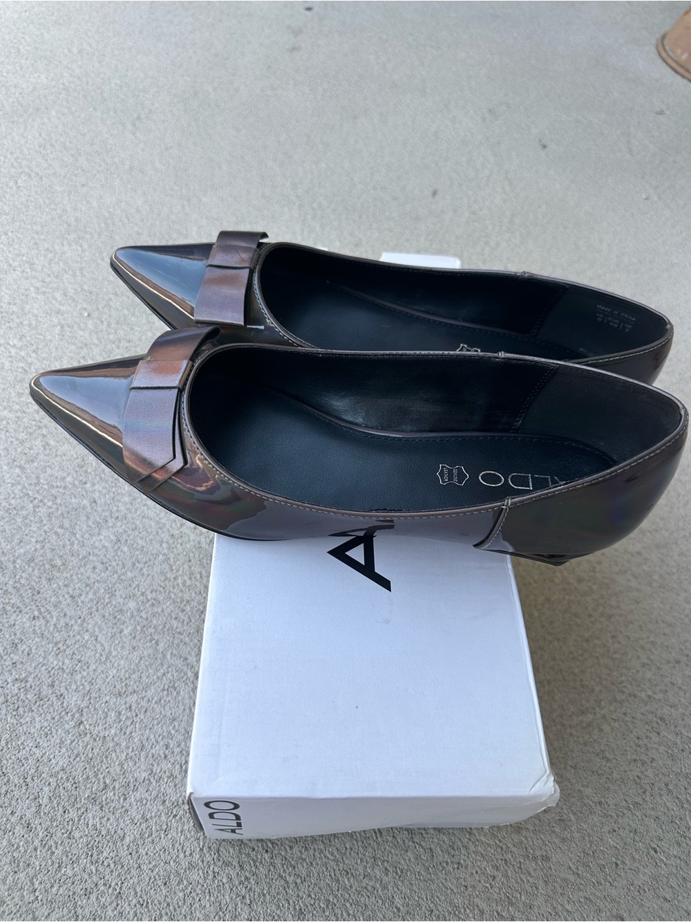 ALDO Iridescent Pointed-Toe Flats with Bow - Purple Sheen like new in box!! - Picture 4 of 4